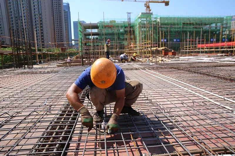 向高溫下的勞動者致敬①|工地鋼筋工 高溫下和37℃的鋼筋「做朋友」
