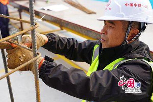 中鐵一局兩產(chǎn)業(yè)工人榮獲‘長(zhǎng)安建筑大工匠’稱號(hào) 鋼筋工展匠心風(fēng)采